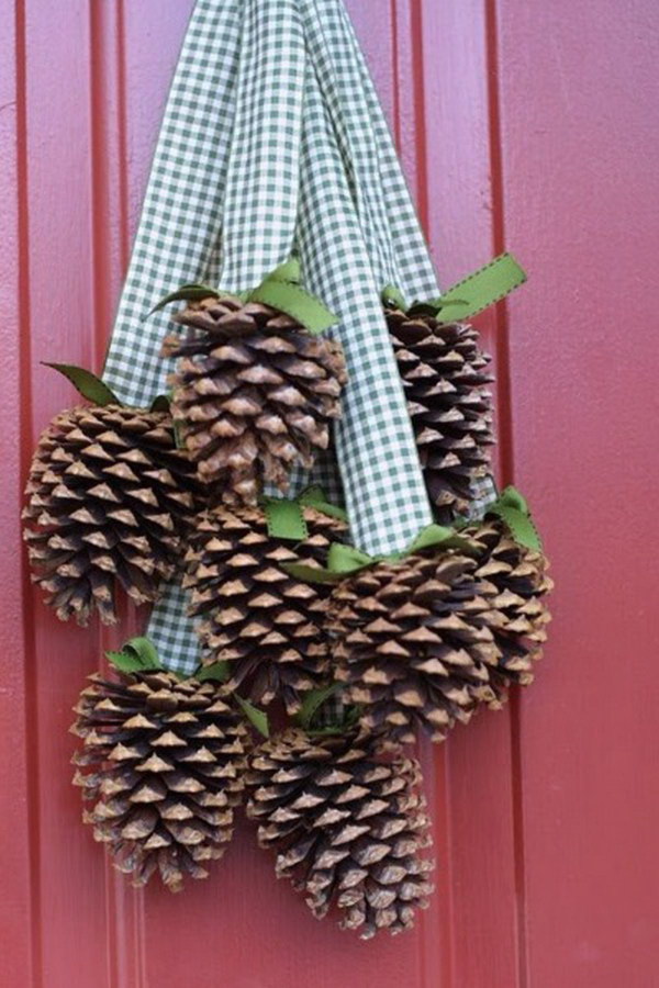 Pinecone Christmas Door Hanger. 