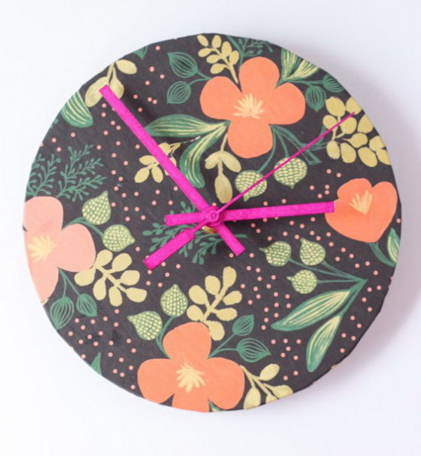 Wrapping Paper Clock. Check out the tutorial 