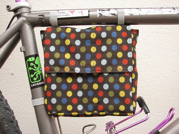 DIY Bicycle Frame Lunch Bag. This is a great DIY gift for men who's fond of bicycle riding! He can use this thing to bring his lunch when he's commuting or just going to the park. 