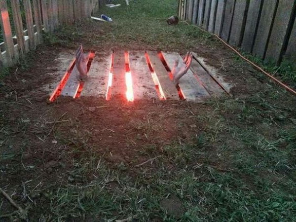 DIY Halloween Masterpiece Made with One Pallet, One Red Light, Some Light Digging and a Pair of Hands 