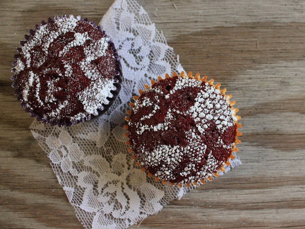 Lace Stenciled Cupcakes. 