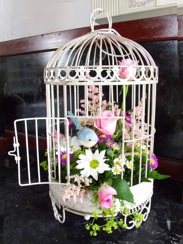 Cute Spring Birdcage Floral Decoration. 